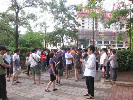 Cổng đổ, Trường Thực Nghiệm ngừng bán đơn dự tuyển