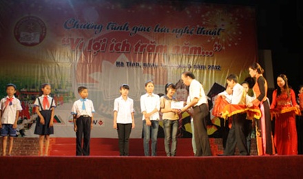 Hà Tĩnh: Xúc động đêm giao lưu Vì lợi ích trăm năm”