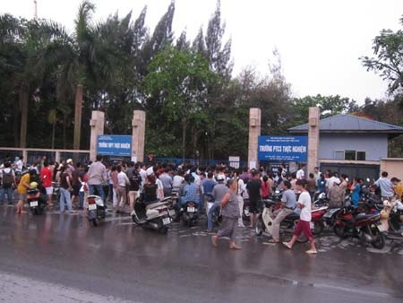 Cổng đổ, Trường Thực Nghiệm ngừng bán đơn dự tuyển