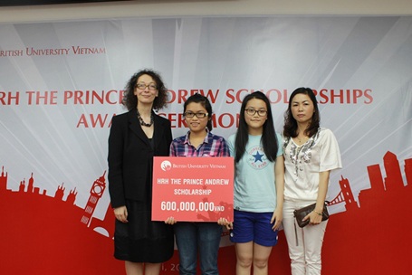 Bạn Uyên Phương, đến từ Gia Lai, chủ nhân học bổng Hoàng tử Andrew 2012.