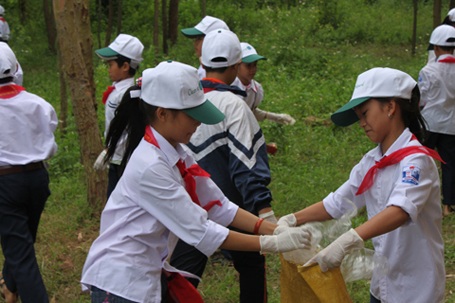 "Cô ơi, mẩu thuốc lá có phải là rác không ạ?" - 1 Học sinh Trường Tiểu học và THCS Xuân Thu tham gia nhặt rác làm sạch môi trường.