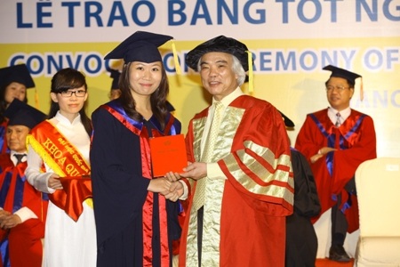 Sinh viên ngành Kế toán, Phân tích và Kiểm toán trong Lễ trao bằng tốt nghiệp năm 2012.