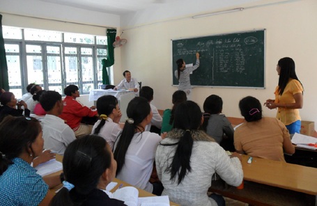 Một lớp tập huấn bồi dưỡng dạy tiếng Ê-đê tại tỉnh Đắk Lắk.