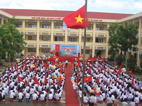 Tưng bừng khai giảng năm học mới 2012 - 2013 - 3 Lễ khai giảng năm học tại Trường THPT Chuyên Nguyễn Thị Minh Khai (TP Sóc Trăng).