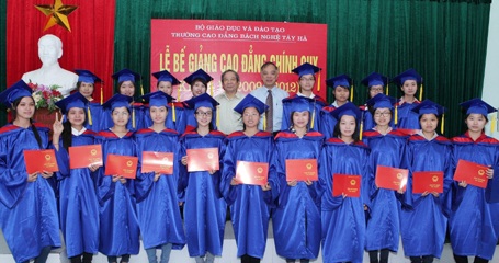 Trường Cao đẳng Bách Nghệ Tây Hà thông báo tuyển sinh năm 2012 - 1 Cử nhân Cao đẳng chính quy nhận bằng tốt nghiệp năm 2012.