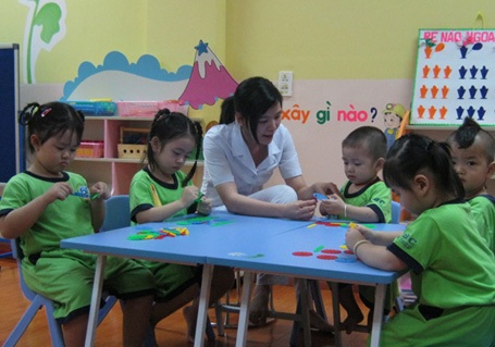 Cùng bé đến trường Mầm non Tân Triều - 2 Các bé cặm cụi cố gắng hoàn thành tác phẩm của mình trong giờ chơi ghép hình.