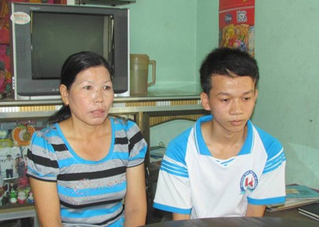 Cậu học trò mồ côi 2 lần đỗ thủ khoa - 2 Thủ khoa Phạm Văn Tiên và dì Hơn tâm sự với chúng tôi trong căn nhà nhỏ
