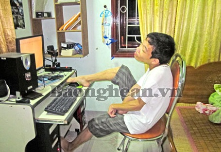 Khâm phục nghị lực vượt khó của cậu học trò khuyết tật - 1 Nghị lực phi thường đã giúp Linh sử dụng thành thạo máy tính.