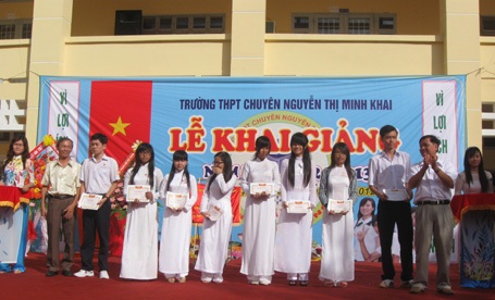 Tưng bừng khai giảng năm học mới 2012 - 2013 - 4 Khen thưởng HS nhân dịp năm học mới ở Trường THPT Chuyên Nguyễn Thị Minh Khai (TP Sóc Trăng).