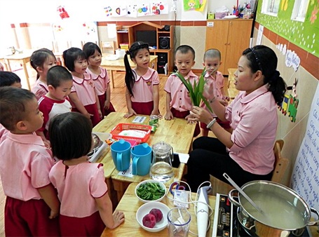 Bé tập làm rau câu