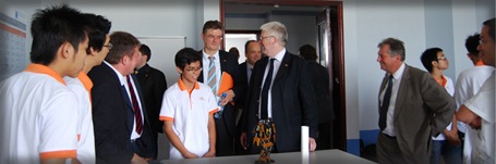 Sinh viên ĐH Việt-Đức giới thiệu lập trình rô-bốt cho khách tham quan trường.