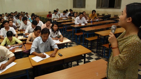 Các trường đào tạo tại chức lên tiếng - 1 Nhiều người vừa đi làm vừa nỗ lực học tập để nâng cao trình độ.