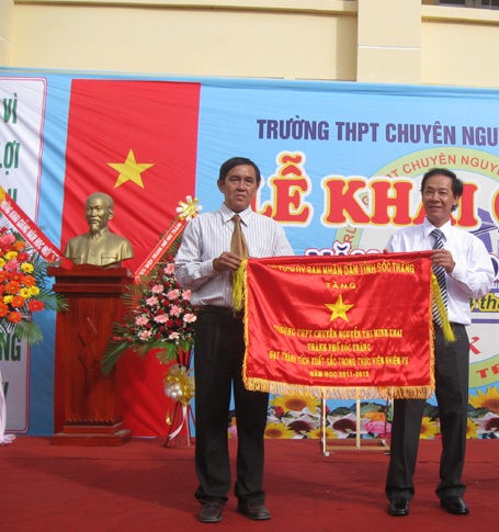 Tưng bừng khai giảng năm học mới 2012 - 2013 - 5 Khen thưởng HS nhân dịp năm học mới ở Trường THPT Chuyên Nguyễn Thị Minh Khai (TP Sóc Trăng).