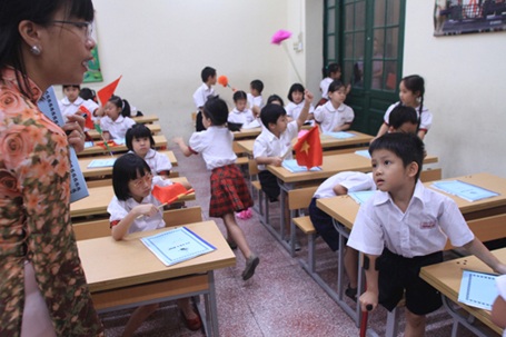 "Chú lính chì" Thiện Nhân vào lớp 1 - 11 Lắng nghe cô dặn dò.