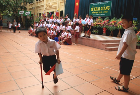 "Chú lính chì" Thiện Nhân vào lớp 1 - 1 Hôm nay, bé Thiện Nhân chính thức trở thành học sinh lớp Một, Trường tiểu học Tràng An, Hà Nội.