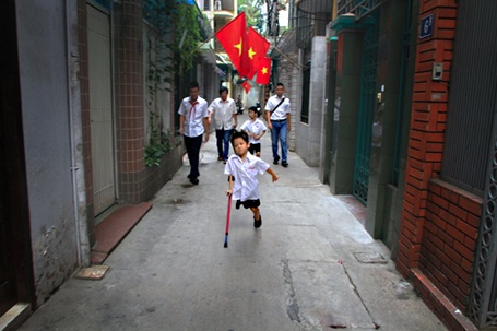 "Chú lính chì" Thiện Nhân vào lớp 1 - 3 Nhanh chóng dẫn đầu cùng các thành viên trong gia đình tới trường khai giảng.