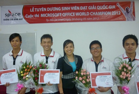 4 sinh viên iSpace đạt giải quốc gia cuộc thi Microsoft Office World Champion 2012.