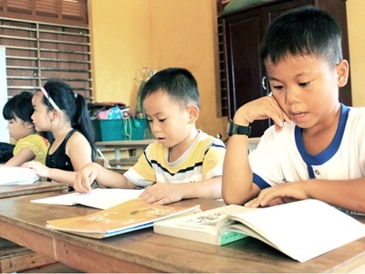 Gieo chữ ở Trường Sa - 2 Lớp học “5 trong 1” của thầy Ân.