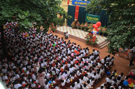 "Chú lính chì" Thiện Nhân vào lớp 1 - 6 Thiện Nhân cùng hàng trăm học sinh của Tiểu học Tràng An hôm nay bước vào ngày khai trường.