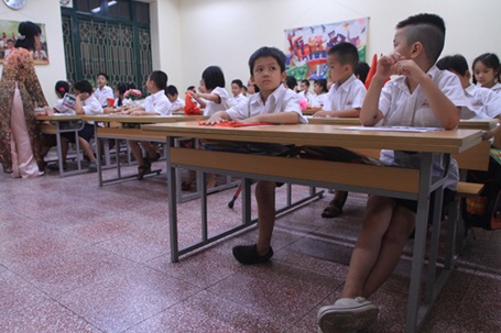 "Chú lính chì" Thiện Nhân vào lớp 1 - 8 Chăm chú theo dõi các tiết mục văn nghệ.