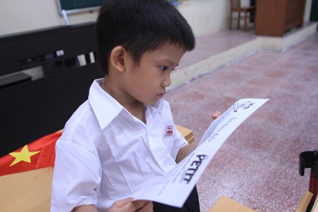 "Chú lính chì" Thiện Nhân vào lớp 1 - 9 Chăm chú theo dõi các tiết mục văn nghệ.