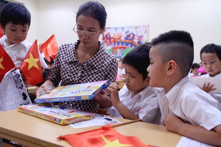 "Chú lính chì" Thiện Nhân vào lớp 1 - 10 Cùng mẹ Mai Anh và các bạn kiểm tra đồ dùng học tập.