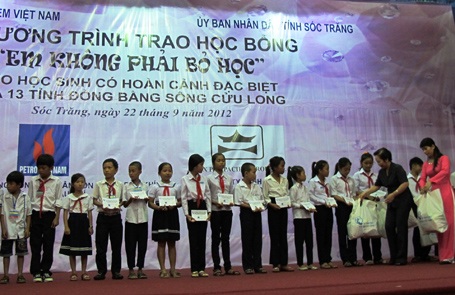 Trao học bổng cho học sinh vượt khó học giỏi vùng ĐBSCL - 1 Trao học bổng cho học sinh vượt khó học giỏi vùng ĐBSCL