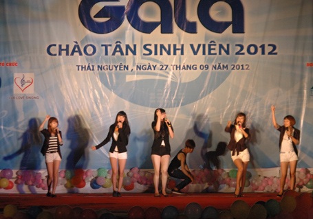 Sôi động đêm Gala chào tân sinh viên - 3 Tiết mục nhảy sôi động của CLB Love Singing.