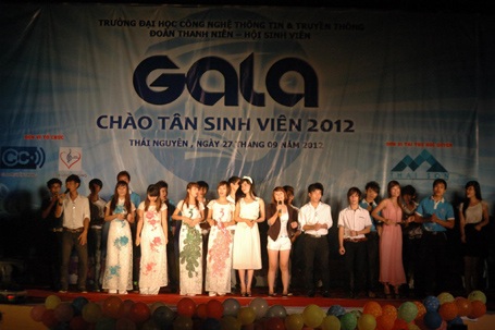 Sôi động đêm Gala chào tân sinh viên - 1 Tiết mục Sát cánh bên nhau của 2 CLB Truyền Thông và Love Singing.