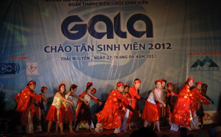 Sôi động đêm Gala chào tân sinh viên - 2 Tiết mục múa Lý Cây Đa.