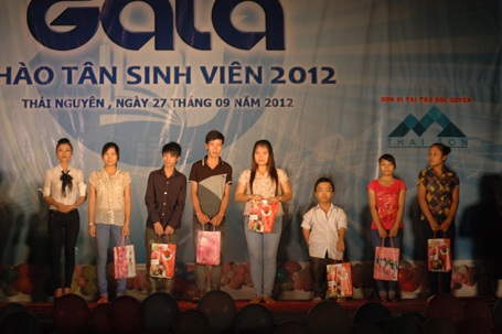 Sôi động đêm Gala chào tân sinh viên - 4 Tặng học bổng cho tân sinh viên.