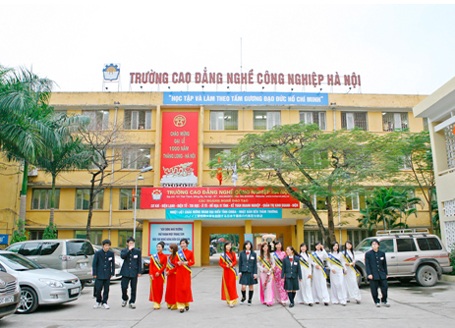 Trường Cao đẳng nghề Công nghiệp Hà Nội tuyển sinh 2.400 chỉ tiêu năm 2012 - 2 Giao lưu học tập, văn hóa giữa sinh viên nhà trường và sinh viên tỉnh Chi Ba, Nhật Bản.