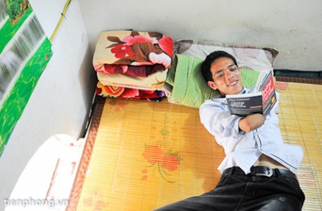 Thường ngày, Lở rất thích đọc sách.