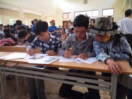 Chùm ảnh: Tân SV bỡ ngỡ ngày nhập học  - 7 Mẹ cùng con làm thủ tục nhập học. (Ảnh: Thanh Luân)