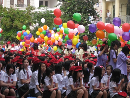 Chùm ảnh: Phấn khởi đón năm học mới - 13 Học sinh Trường THCS Marie Curie (Hà Nội) trong ngày khai giảng. (Ảnh: Mai Linh)