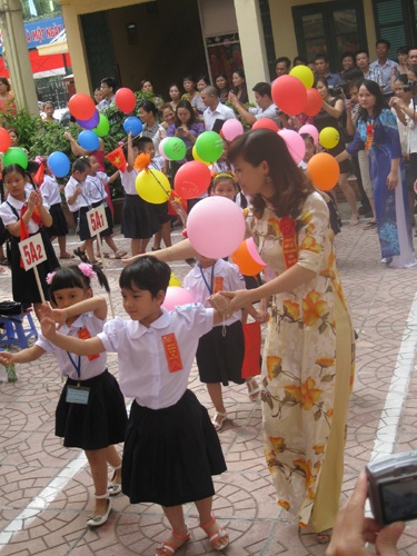 HS Trường tiểu học Thịnh Quang nô nức đón chào năm học mới - 1 Văn nghệ mừng khai giảng.