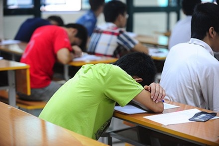 Đã đến lúc phải cương quyết chọn đường cho giáo dục Việt Nam - 1 Mệt mỏi, căng thẳng với thi cử và những chương trình học vô bổ, mất thời gian. (Ảnh: Giang Huy)