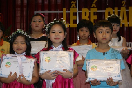 Trao 1 tỷ đồng học bổng cho năm học 2012- 2013 - 5 Trao học bổng.