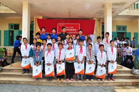 PG Bank trao quà cho HS xã Nuông Dăm, huyện Kim Bôi, tỉnh
Hòa Bình ngày 22/9.