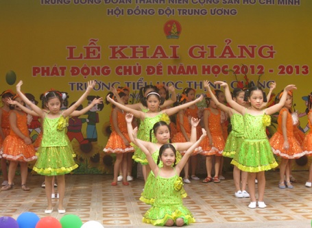 HS Trường tiểu học Thịnh Quang nô nức đón chào năm học mới - 2 Văn nghệ mừng khai giảng.