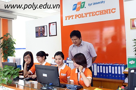 Tư vấn tuyển sinh “20 tuổi lập nghiệp - Sớm hay muộn?” - 1 TS. Đàm Quang Minh và tổ tư vấn của FPT Polytechnic.