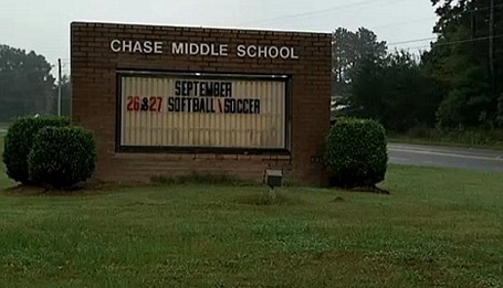 Trường học Mỹ cấm học sinh ôm nhau - 1 Trường Chase tại thành phố Forest, Bắc Carolina, Mỹ vừa ban hành lệnh cấm học sinh ôm nhau.