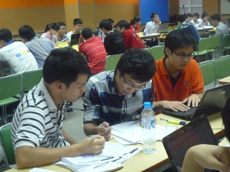 Đại học FPT vô địch ACM/ICPC quốc gia - 2 Đội Mog - ĐH FPT - giành giải vô địch quốc gia đang thi đấu