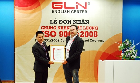 Bí quyết luyện 8.0 IELTS của 2 bạn trẻ 9X - 3 Đại diện BVC trao chứng nhận cho thầy Scott Alford - Giám đốc học vụ GLN.