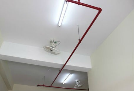 Các thiết bị điện quạt, bóng đèn được lắp đặt đầy đủ.