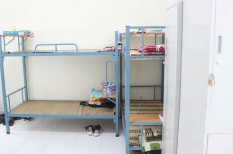 Giường ngủ ngăn nắp, gọn gàng.