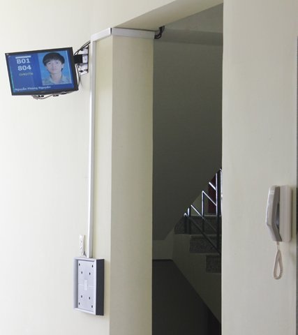  Thiết bị quản lý sinh viên với máy nhận dạng và điện thoại công cộng.