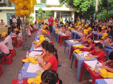 Hơn 100 em học sinh hào hứng tham gia “vẽ ước mơ”.