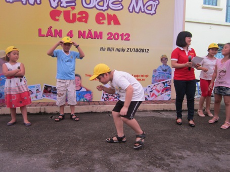 Các bạn nhỏ còn được tham gia vào những trò chơi vận động vui nhộn.