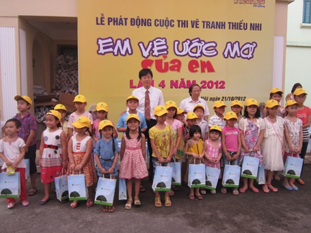 Ông Josh Huang -  đại diện Cathay Việt Nam và ông Vũ Quang Vinh - Tổng biên tập báo